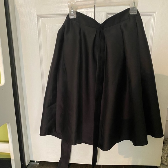 Black Satin A-line skirt with Bow - Picture 3 of 3